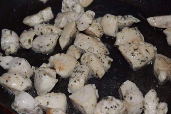 Разогреть сковороду с растительным маслом и обжарить курицу до золотистого цвета. 