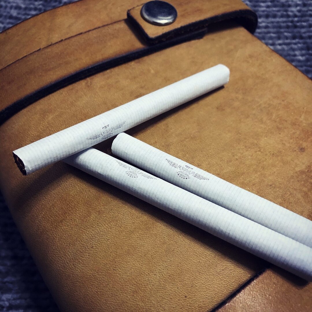 Муляжные сигареты. Бутафорские сигареты. Бутафорские сигареты. Муляж сигареты. Mist charge сигарета 4000.