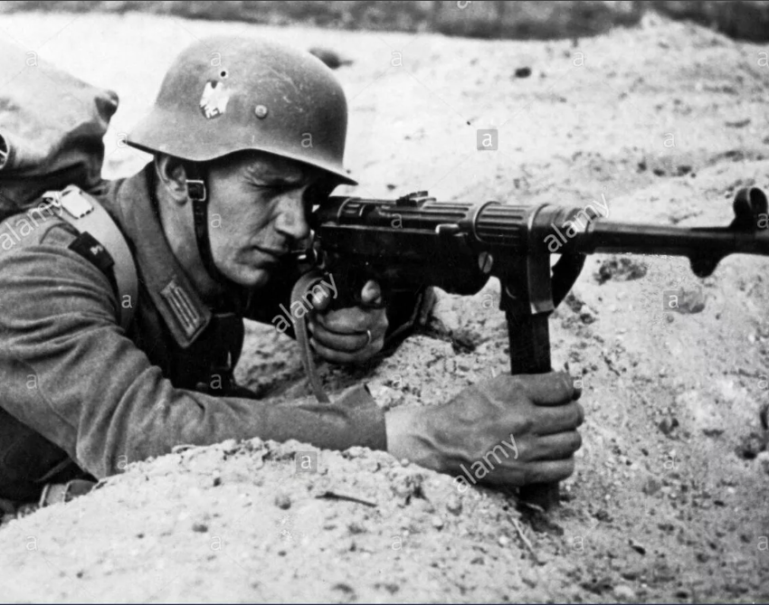 Немецкий солдат с MP 40.