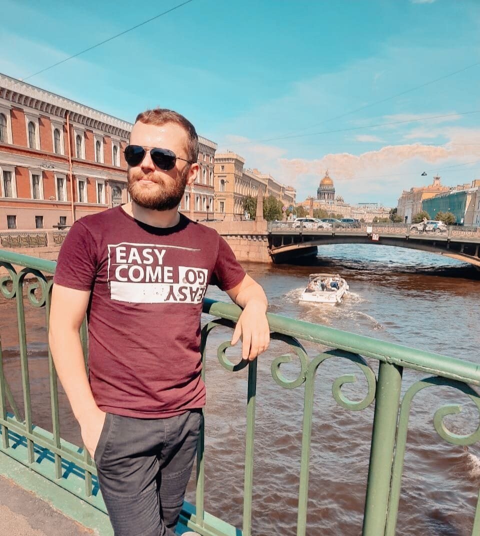 ТАРГЕТ, ШМАРГЕТ...

  Да, да, речь сегодня пойдет снова о таргетированной рекламе.Уже не раз приходилось писать на эту тему, но, оказывается, еще не все знакомы с этим термином.Давайте знакомиться тогда.

  Что же это за реклама?Многие из нас привыкли к рекламе в телике, в общественном  транспорте, на билбордах и тд.

  Отличие таргетированной рекламы от обычной в том, что:

  1️⃣Эта реклама показывается в соцсетях.Каждый наверное видел пост в ленте с отметкой ,,рекламная запись".Вот это и есть таргетированная реклама.

  2️⃣Она показывается не всем подряд, а определенной аудитории, которую интересует только определенный рекламный продукт.Такая аудитория называется ,,целевая аудитория".

 Например, если мы рекламируем торты, то мы настроим рекламу так, что она будет показываться только тем, кто интересуется тортами, а не вязаными шапочками.

  Нет, таргет можно настроить на всех, но тогда, скорее всего сольется рекламный бюджет впустую.Ну, да ладно, не будем сейчас углубляться, об этом в следующих постах.

  Сейчас направление таргетированной рекламы сильно развивается, поскольку многие перешли в соцсети, в том числе и бизнесы, особенно в 2020 году.

  Поэтому сейчас очень важно уметь ее настраивать.В дальнейшем так же прогнозируется развитие этого направления.Как пример то, что буквально на днях таргетированную рекламу запустил Тик Ток.

  Подводя итоги, хочу сказать, что осваивайте таргетированную рекламу.Эти знания вам в дальнейшем пригодятся!