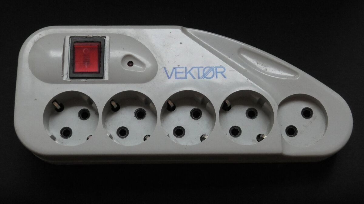 Ограничитель импульсных перенапряжение Vektor.