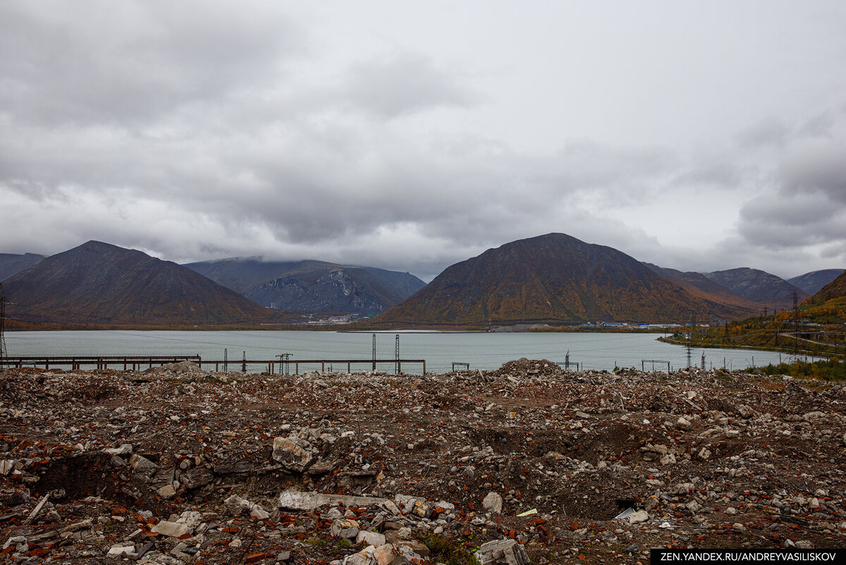 Вид на озеро Большой Вудъявр в Кировске. Лучше бы власти за городом следили...