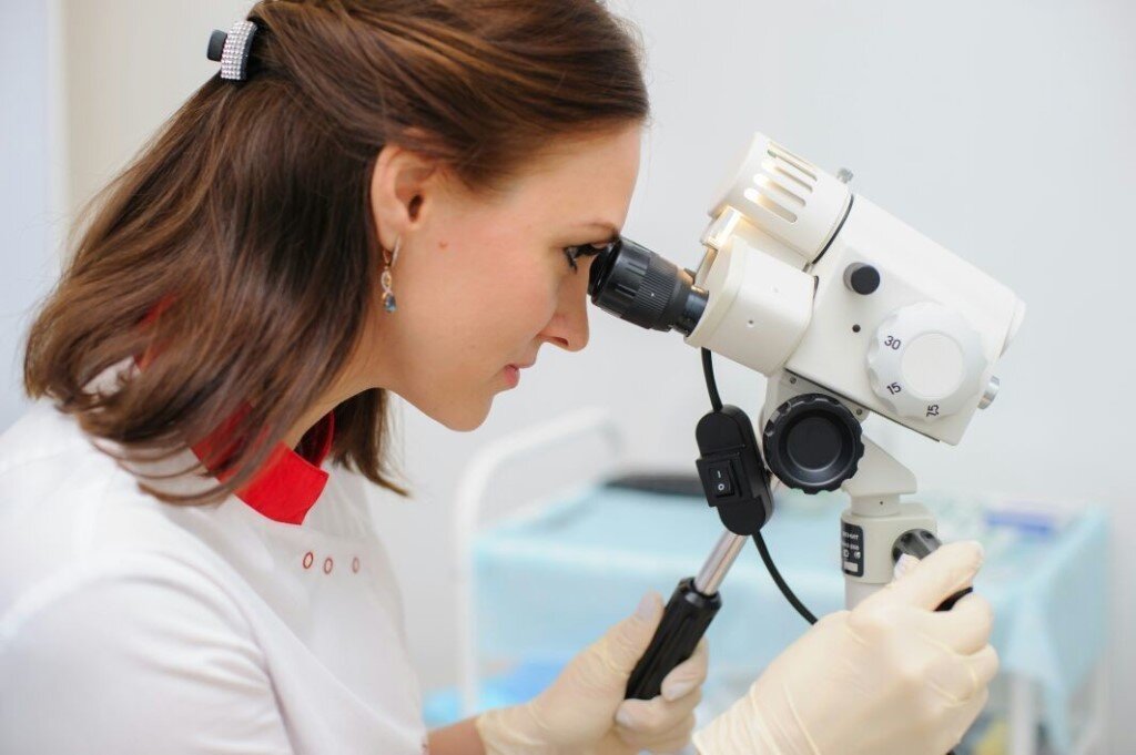 Кольпоскопия - простой и надежный метод выявления патологии шейки матки - под большим увеличением мы смотрим влагалищную часть шейки матки. При расширенной КС проводятся 2 пробы - 1. с раствором уксусной кислоты (определяется реакция сосудов на уксус, в норме сосуды не изменены), 2. с р-ром Люголя (при отсутствии патологии наблюдается равномерное окрашивание шейки матки)