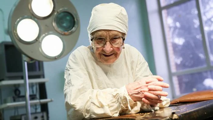 Это Алла Левушкина - самый старый практикующий хирург России. На фото ей 91 год