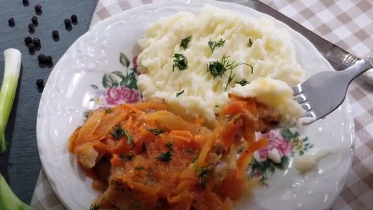 Рыбка с овощами и картофельным гарниром. Скриншот из видео. Используется и распространяется бесплатно по лицензии https://www.youtube.com/t/terms