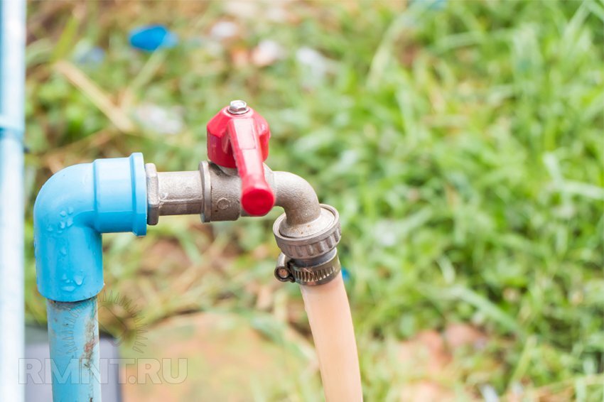 Полив газированной водой. Кран для полива на даче. Краны для водопровода на даче. Водопровод для полива на даче. Кран для летнего водопровода.