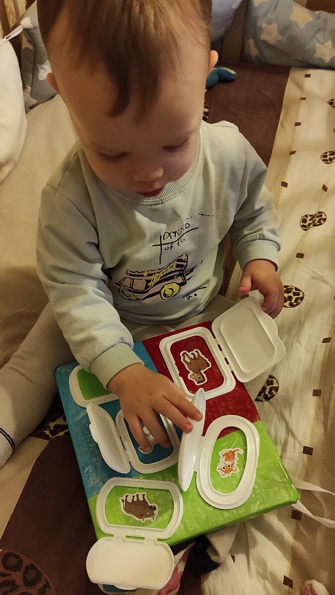 Захарка играет с планшетом