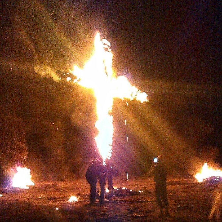 Сжигать украинцев. Украинцы сожгли русского на кресту. Ритуал сожжения Креста.