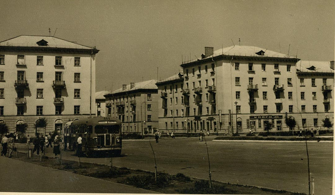 1953 год события в ссср. Основание города Новокуйбышевска. Площадь Новокуйбышевска раньше. Площадь Ленина Новокуйбышевск в 1996 году зимой. Мелитополь 60-х фото.