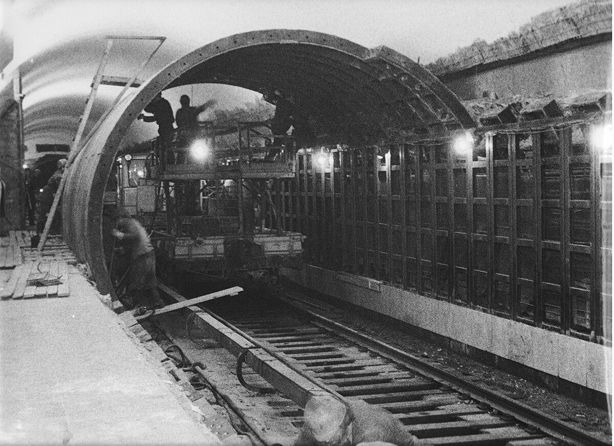 Поезд на лубянке. Первая станция Московского метрополитена 1935. Стройка Московского метрополитена 1935. Станция Советская Московского метрополитена недостроенная. Открытие метро в Москве 1935.