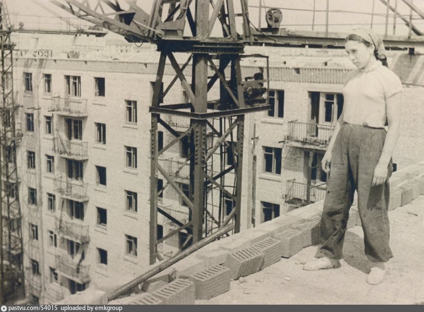 Дама на снимке (родители бы сказали точно, кто это, а я просто нашла в интернете) не пролетарка, а молодая особа из Академии наук.   