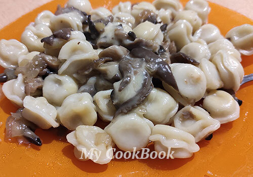 Как вкусно приготовить пельмени из магазина: пельмени с грибами и сыром |  My CookBook | Дзен