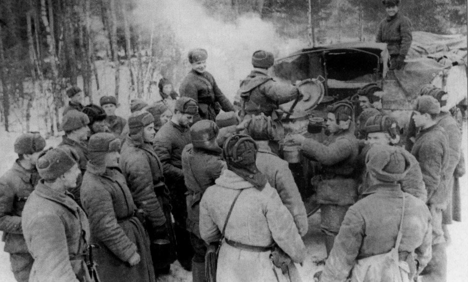 Раздача горячей пищи на передовой. 20-я танковая бригада, октябрь 1941, Можайская линия обороны.