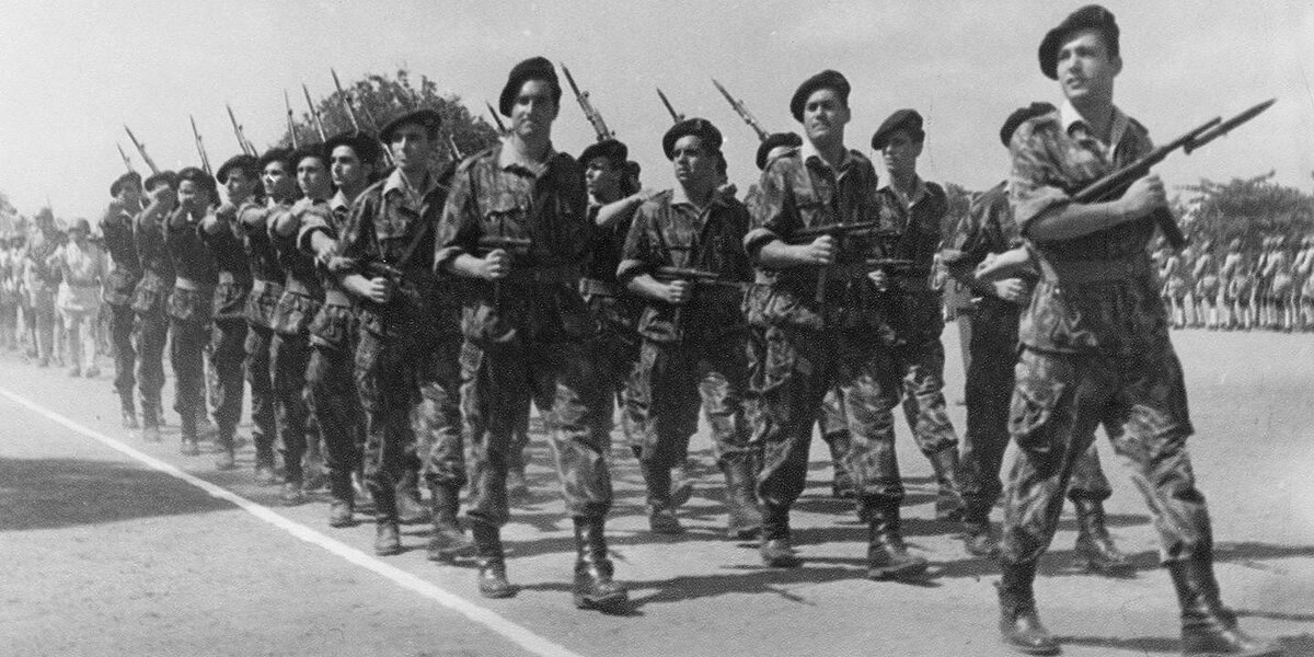 Источник: https://psinom.ru/mir/dnr-i-lnr/280626-rezhim-salazara-kak-pogibla-poslednyaya-imperiya-dnr-i-lnr.html