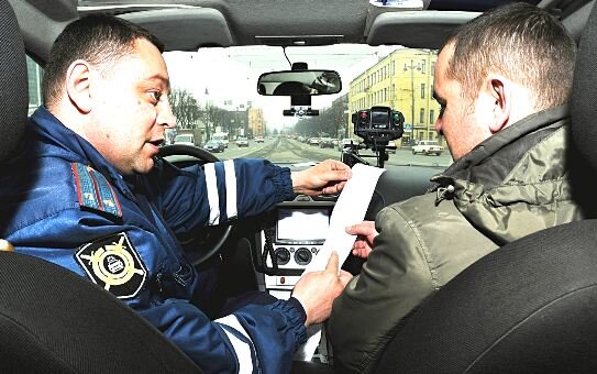 Общение с сотрудником ГИБДД. Источник Яндекс картинки