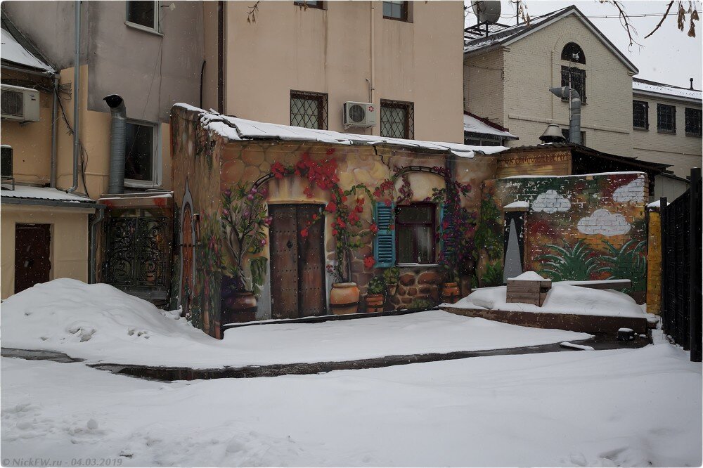 2. Картины на неказистой пристройке © NickFW.ru - 04.03.2019г.