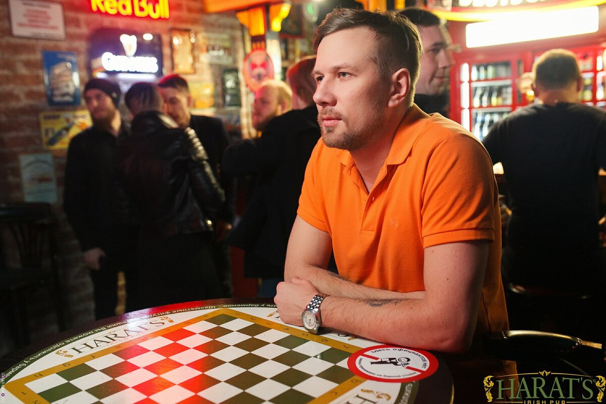 Сижу в кафе. А мог бы дома с женой