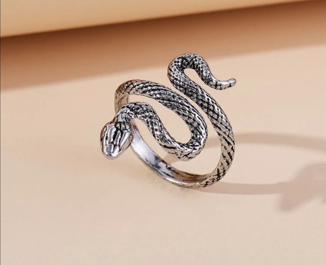 Я не нашла фото колечка похожего на моё. Но в то время были модные и такие колечки. Я мечтала о таком))) сейчас дети такое не носят уже. 