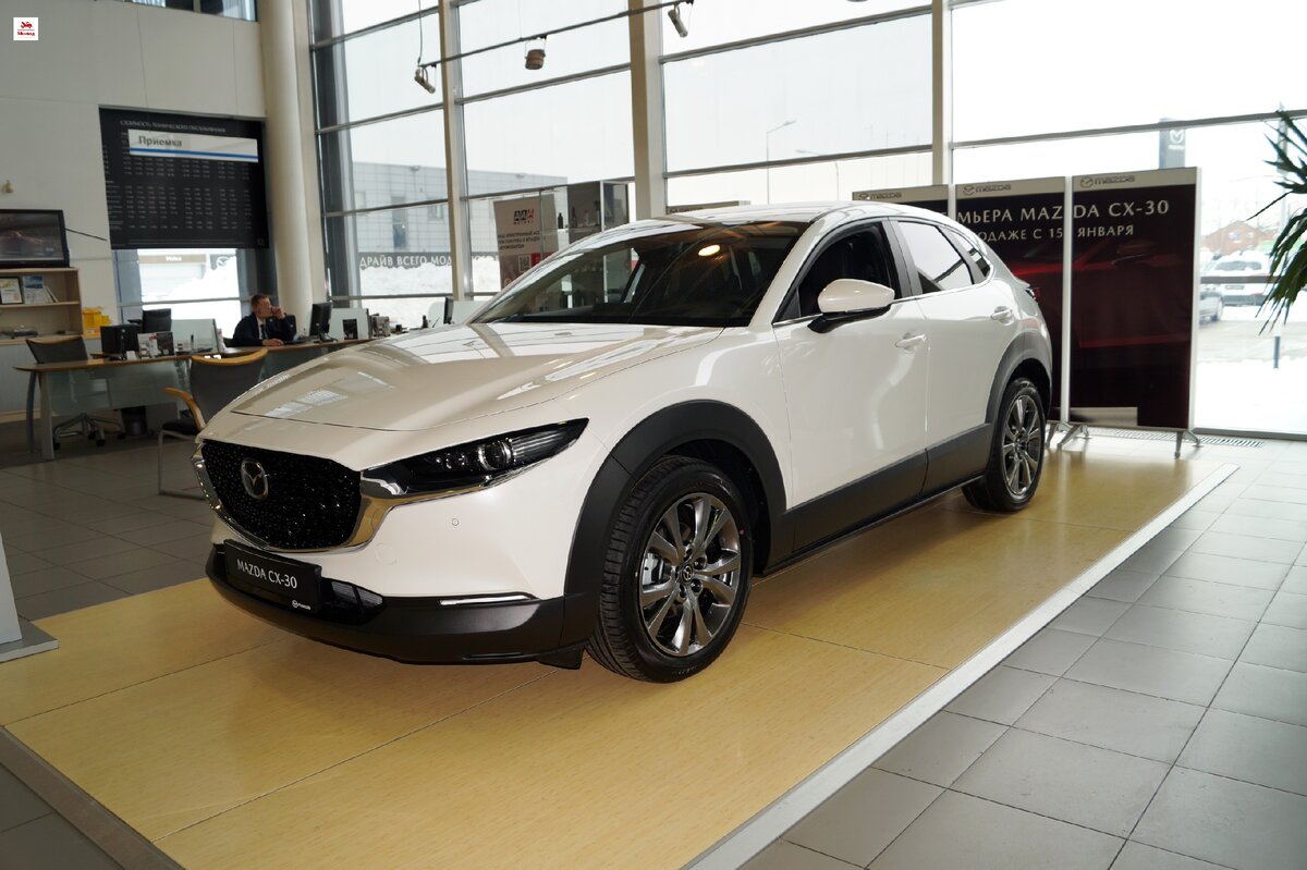 Автомобиль Mazda CX-30, выставленный в шоу руме автосалона
