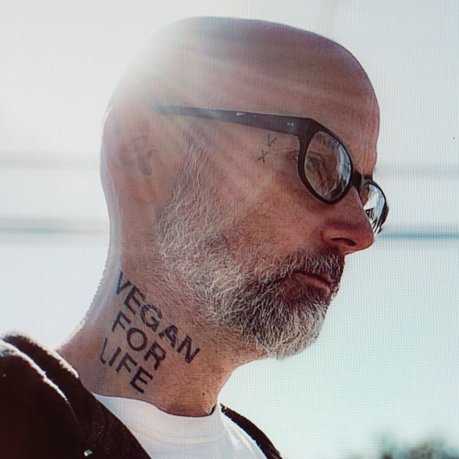 Моби де. Moby сейчас. Моби 2020. Moby Vegan for Life. Moby тату.
