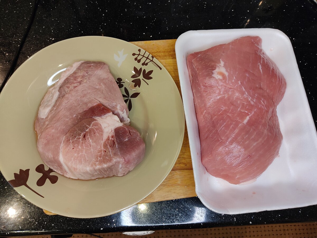 Слева уже размороженный окорок из деревни, справа окорок из супермаркета