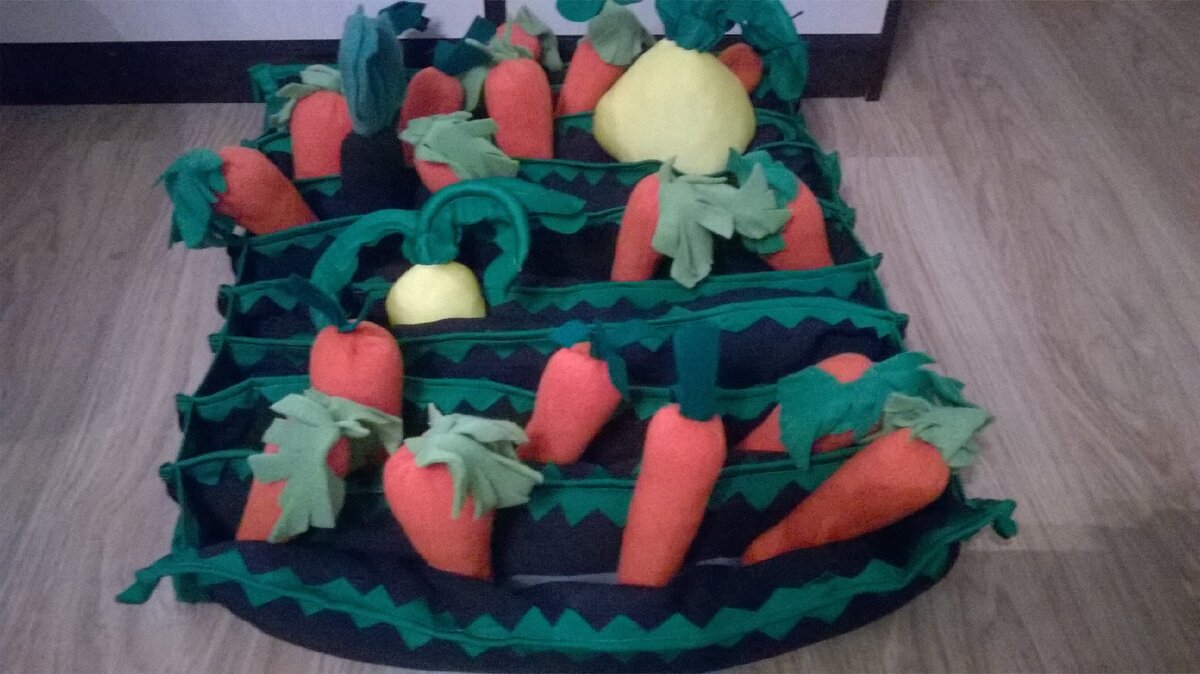 Грядка с овощами из флиса.