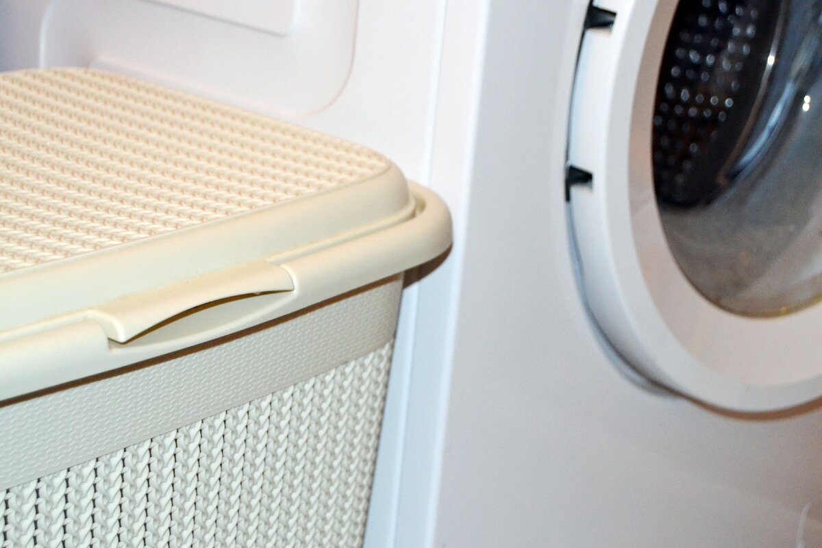 Корзина стоит в ванной. Хотя можно поставить ее рядом со стиральной машиной – место позволяет