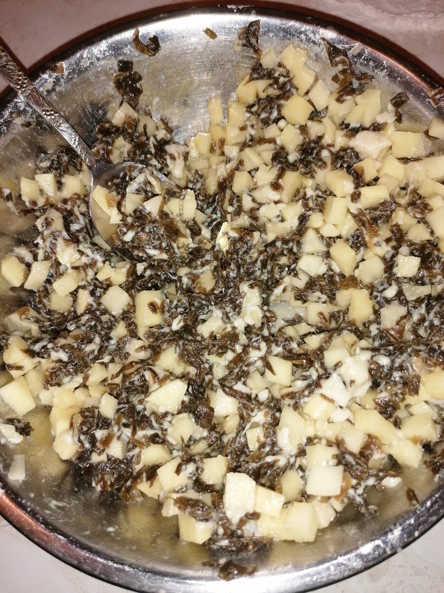 Это пока еще начинка. Картошка, сало и черемша. Очень вкусно