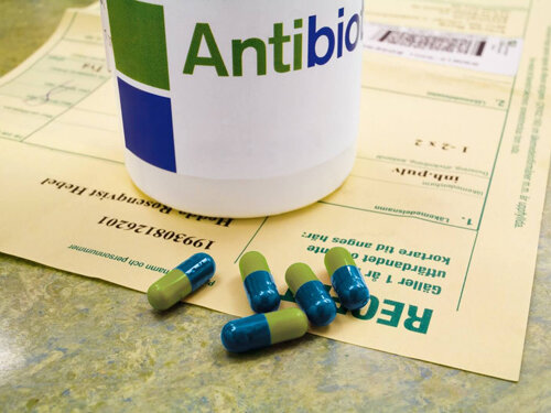 Стоит ли сразу принимать антибиотик.