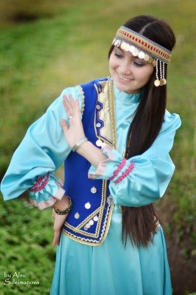 Девушка в рубахе кульмяк, безрукавке камзул и национальном головном уборе.