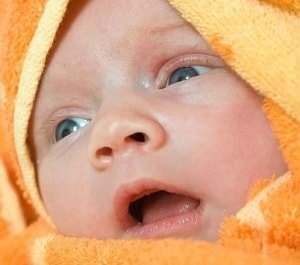 Из-за чего икает новорожденный ребенок после кормления