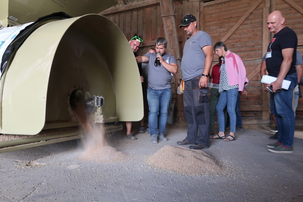 Демонстрация качества обработки зерна во время демо-показа ROmiLL