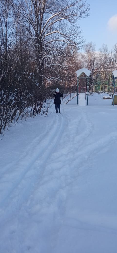 Едет, бедолага