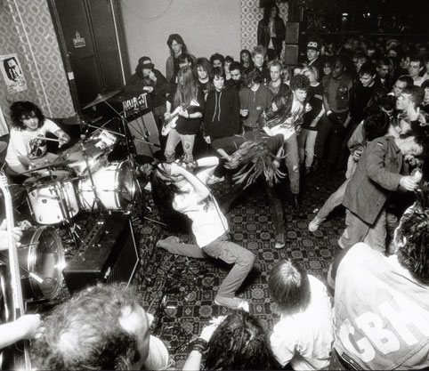 Например, искать рандомные картинки для постов