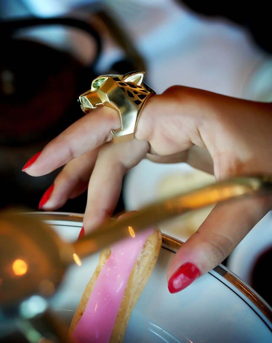 Принцесса руки. Картье ювелирные украшения. Кольцо обручальное женское на руке. Кольцо Panthère de Cartier на руке. Принцесса руки с кольцами.