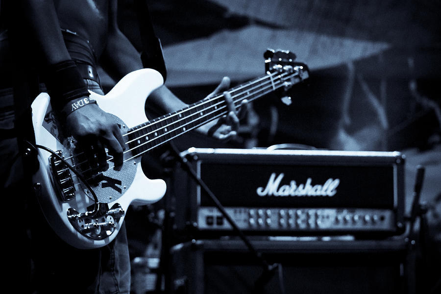 Bass rocks. Бас-гитариста басист бас-гитара. Рок гитарист. Рок гитара. Бас гитара рок.