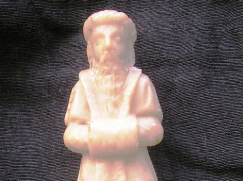 Вот она, та самая статуэтка самодержца, которая дает серьезным историкам и археологам основания утверждать вполне определенные выводы о специфике и характерных особенностях личности русского государя. Подробнее об этом читайте в других публикациях на канале.