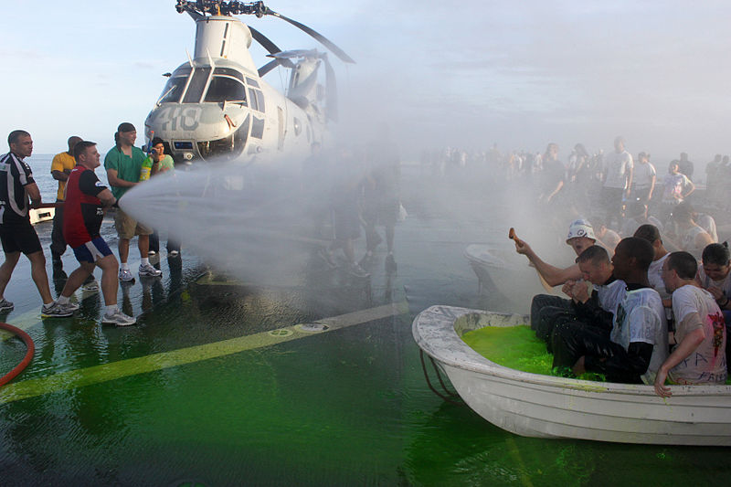 Праздник Нептуна — негласная военно-морская традиция в ВМФ многих государств. На фото бразильские военные моряки на борту американского десантного корабля «New Orleans». Тихий океан. 2010 год