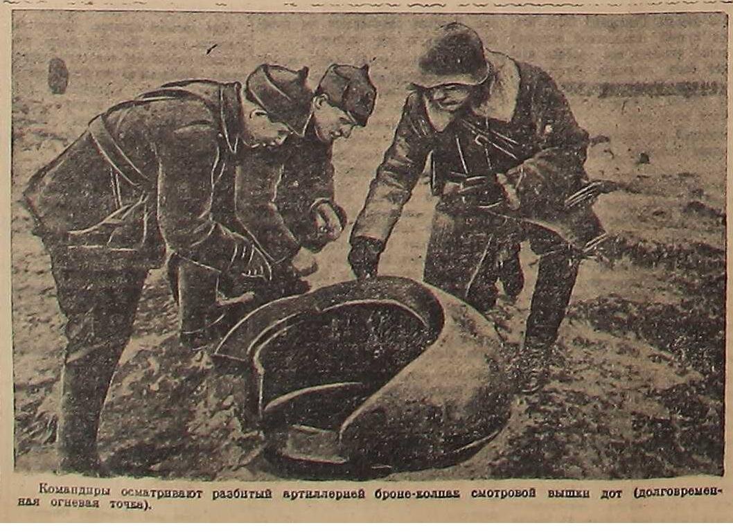 Красноармейцы на снимке одеты в уже устаревшие будённовки и каски СШ-36 ("халхинголки"), которые встречались на фронте до 1943 года, а на Дальнем Востоке применялись и в 1945-м.