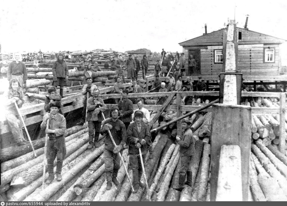 Заключенные на лесопильном заводе в Архангельске