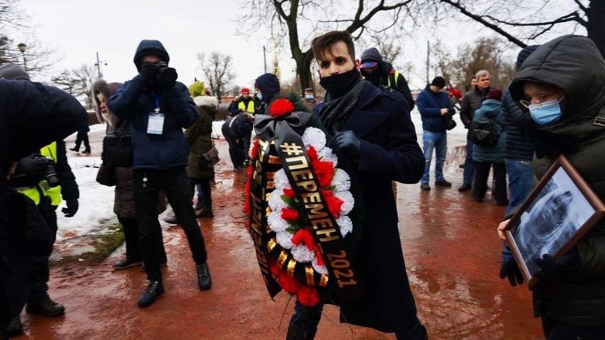 Активные соратники движения Перемен возлагают венок