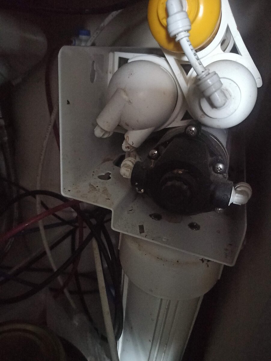 Много всяких фильтров. Приходится менять раз в год, можно и чаще.