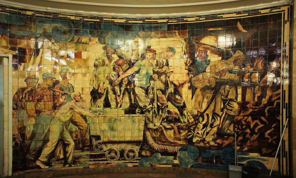 Майоликовая мозаика на станции метро "Комсомольская", выполненная по эскизу Е. Лансере. Фото из открытых интернет-источников.