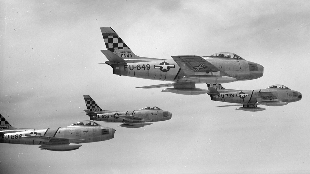 Звено F-86 в небе Кореи в 1953 году. Общественное достояние