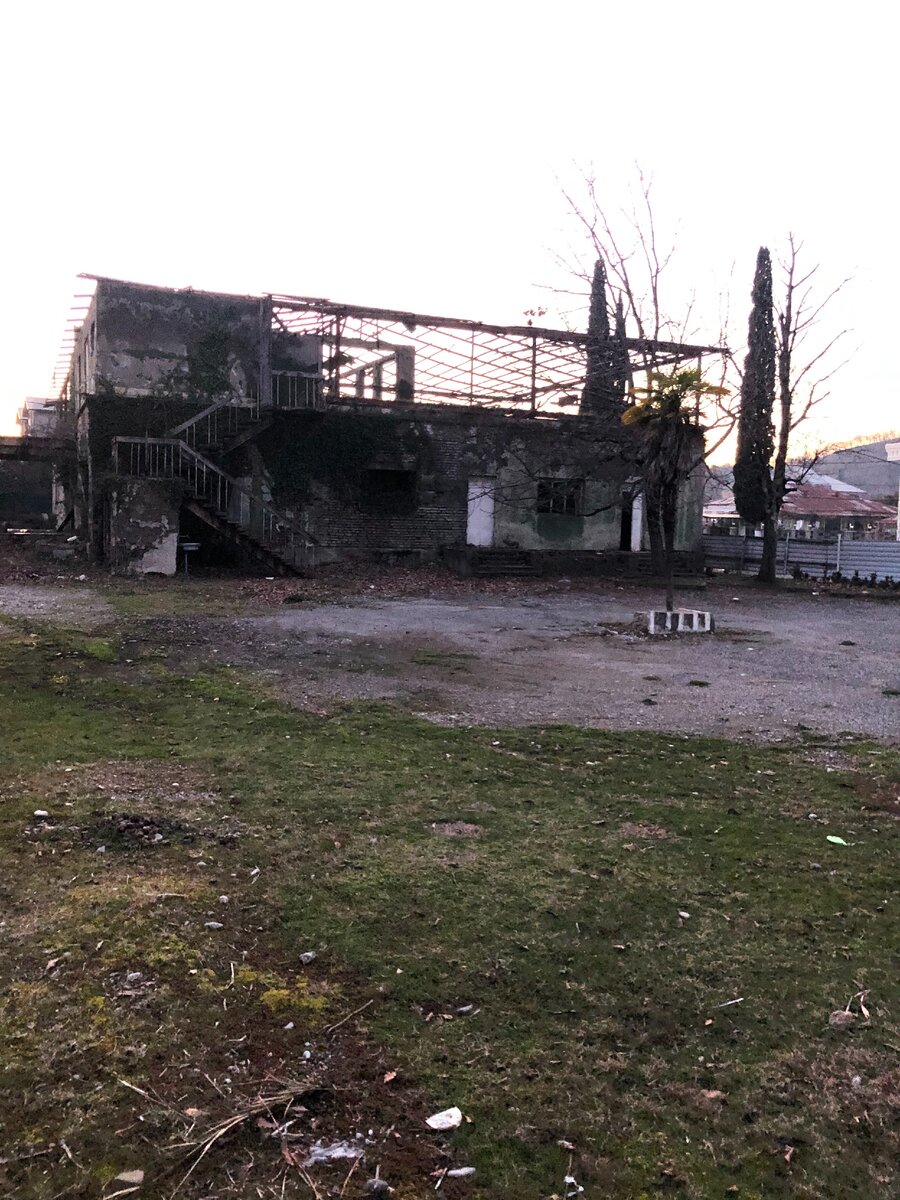 Такое сооружение было расположено рядом с нашим отелем.