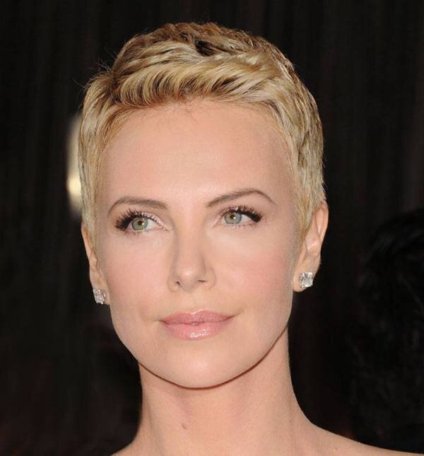 Шарлиз Терон с короткой стрижкой