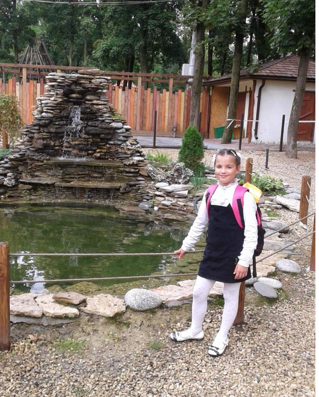 Три месяца в семье, дома. Алина идет в школу, в 4 класс.