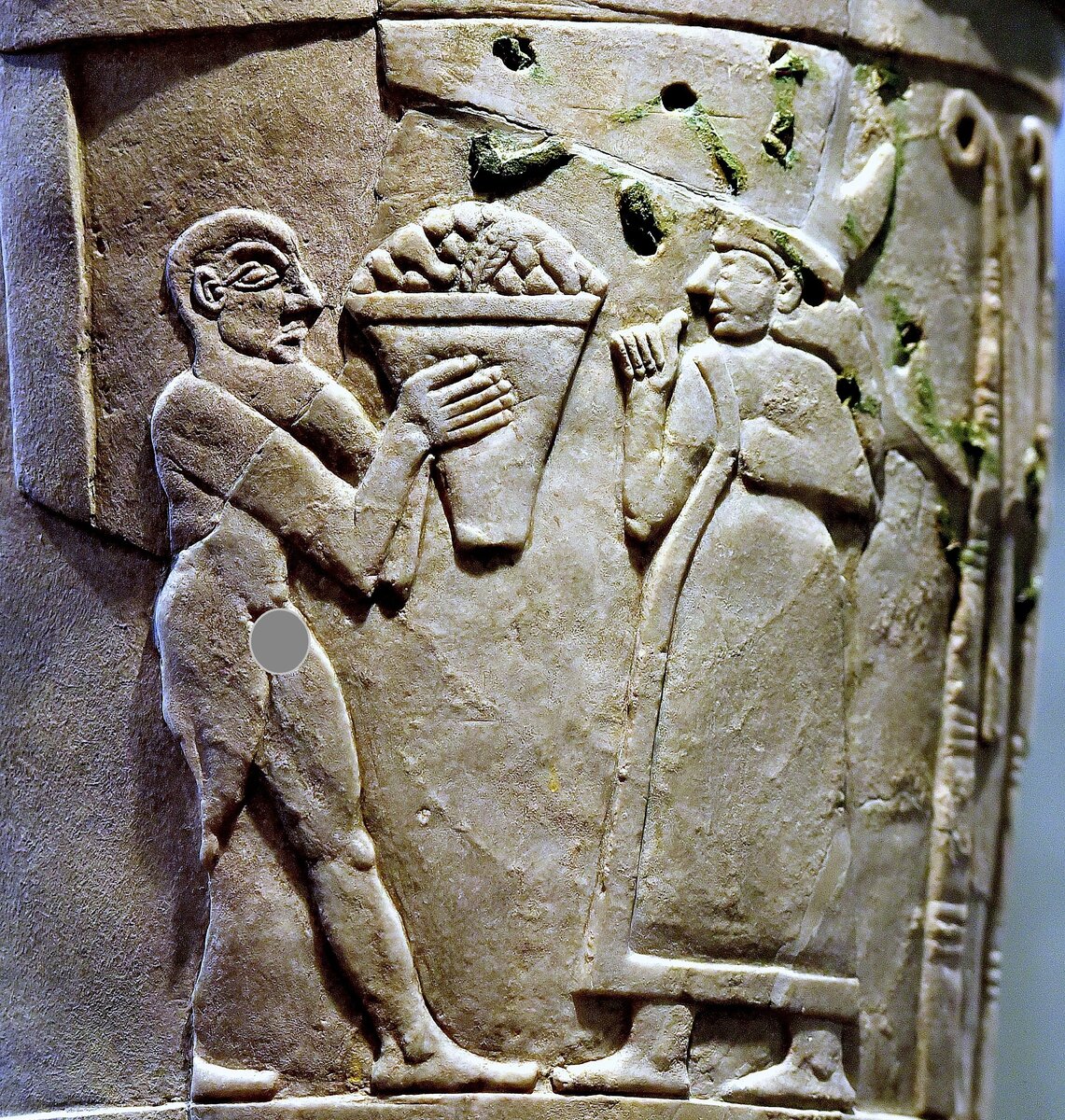 Инанна , принимающая подношения на  кувшине из города Урука, возрастом 5000 лет.  интересно что жрецы зиккуратов ходили голыми, символизируя чистоту помыслов