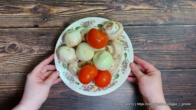 Вариант 1. Картошка с мясом и помидорами в духовке - классический рецепт