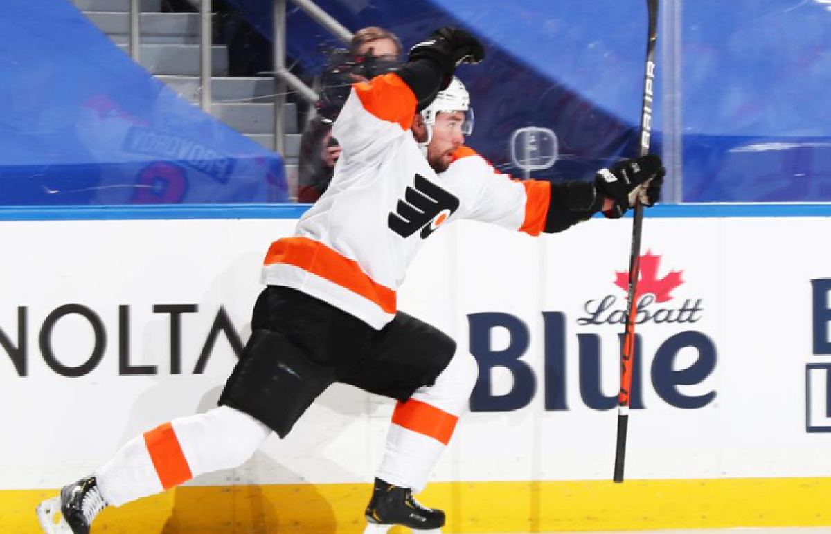 Иван Проворов внес решающий вклад в суперкамбэк «Филадельфии» в матче НХЛ против «Баффало»: гости отыгрались с 0:3, а российский защитник сначала организовал гол, переведший встречу в овертайм, а затем сам забросил эффектную шайбу (4:3).